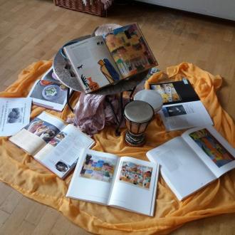 Foto: oroentalische Bücher und Gegenstände