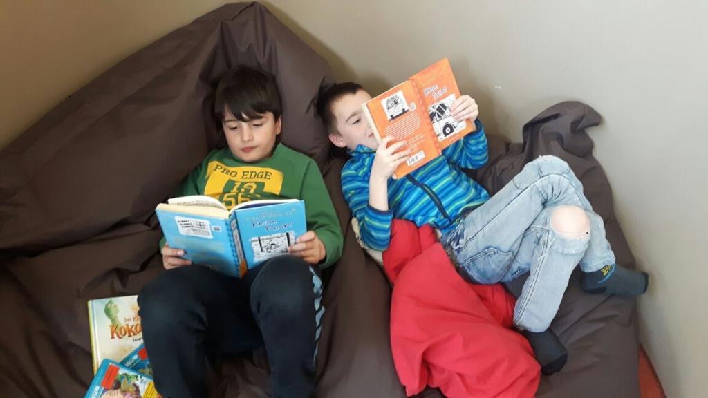 Foto: lesende Kinder in der Stadtbücherei