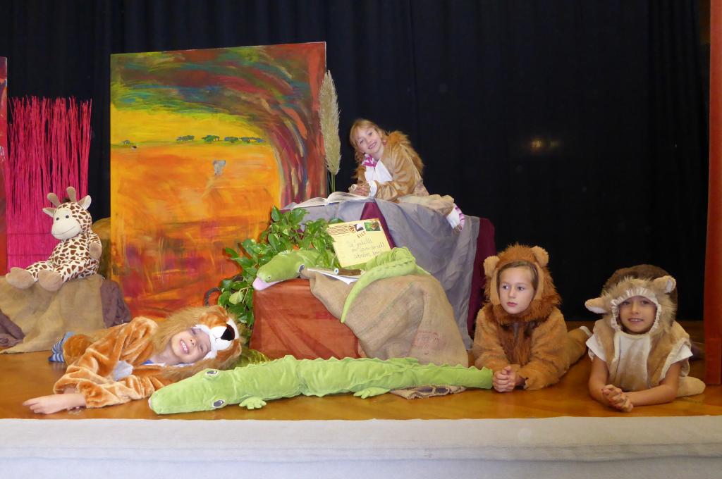 Foto: Kinder in Tierkostümen auf der Bühne