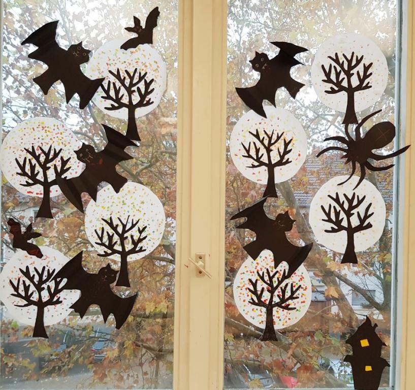 Foto: ein Fenster ist geschmückt mit Fledermäusen und Spinnen