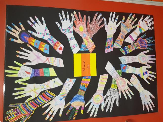 Foto: Plakat mit bunt bemalten Händen der Schüler der Klasse 2b