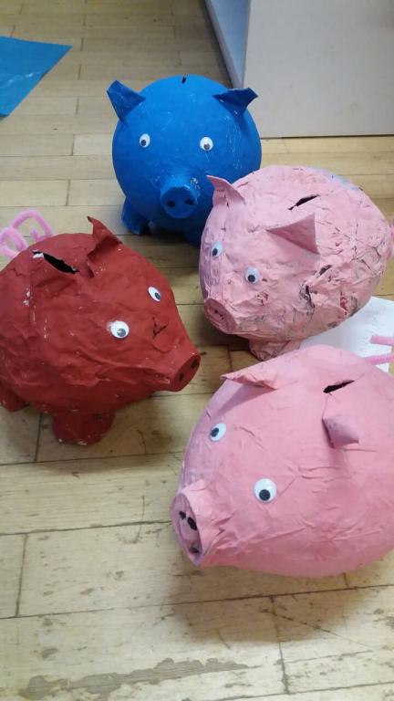 Foto: aus den beklebten Luftballons entstanden Sparschweine