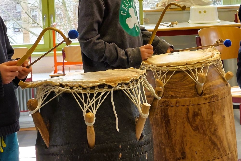 Kinder beim Percussion Unterricht