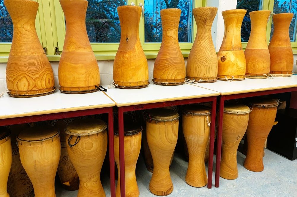 Kinder beim Percussion Unterricht