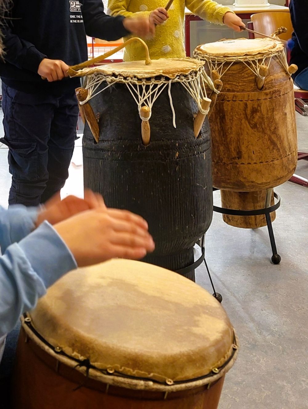 Kinder beim Percussion Unterricht