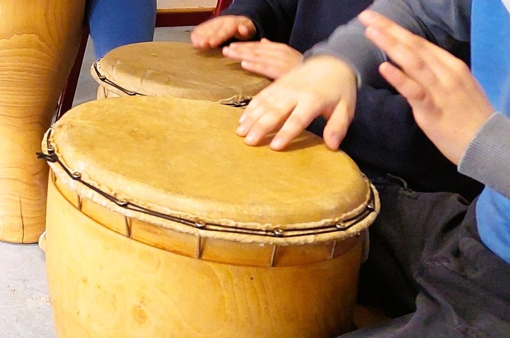 Kinder beim Percussion Unterricht