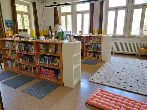 Blick ins Bücherboot mit zwei Bücherregalen und Leseecke