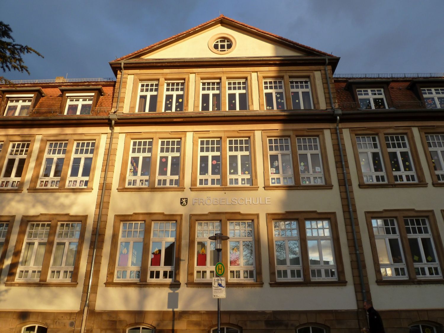 Schulhaus Fröbelschule frontal Advent 