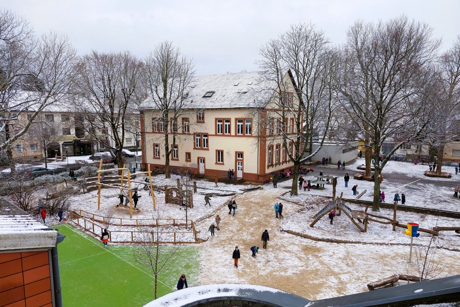 winterlicher Schulhof der Fröbelschule