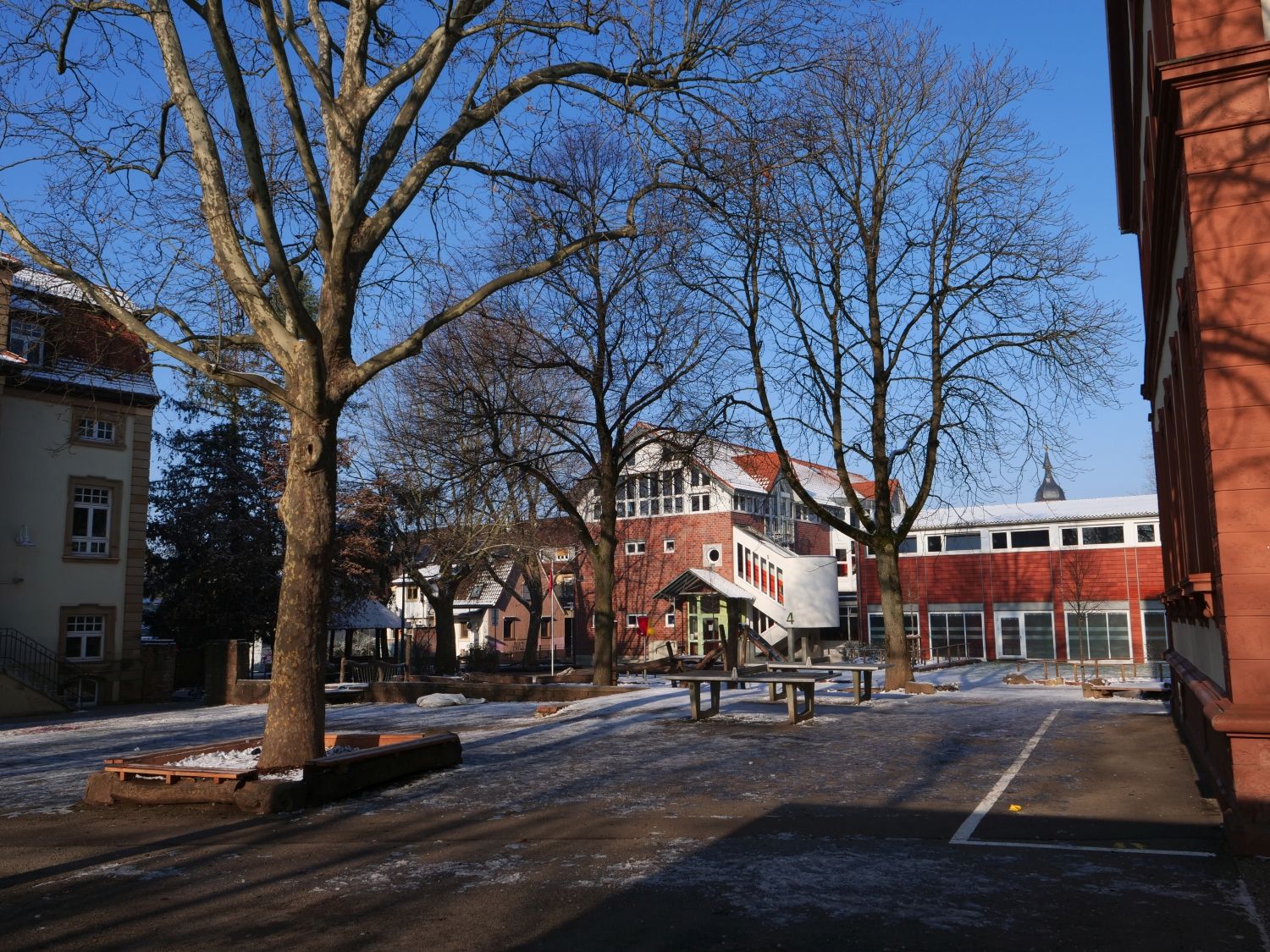 Schulhof mit Blick auf Halle und Haus 4 