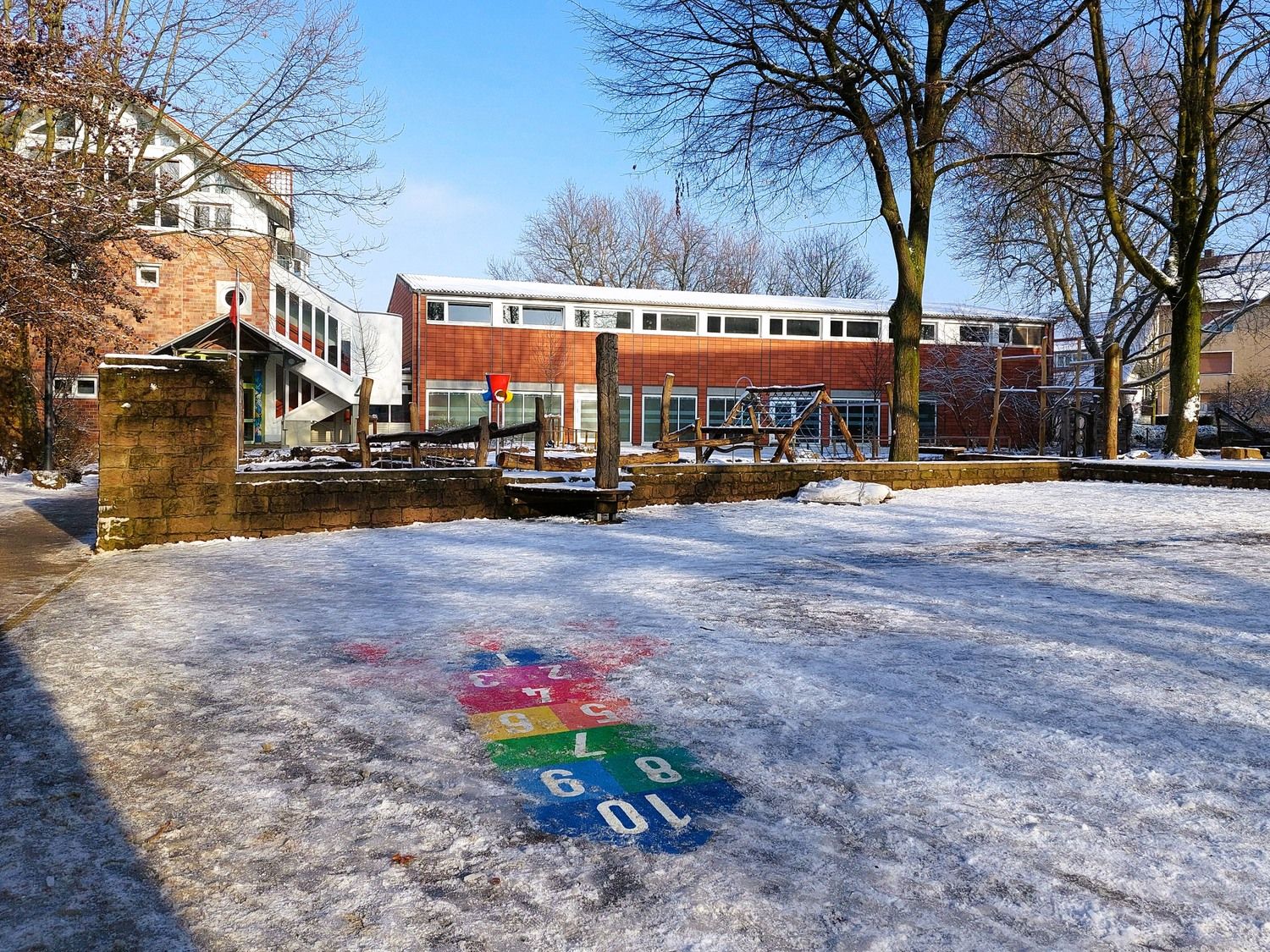 Schulhof mit Eis und Schnee